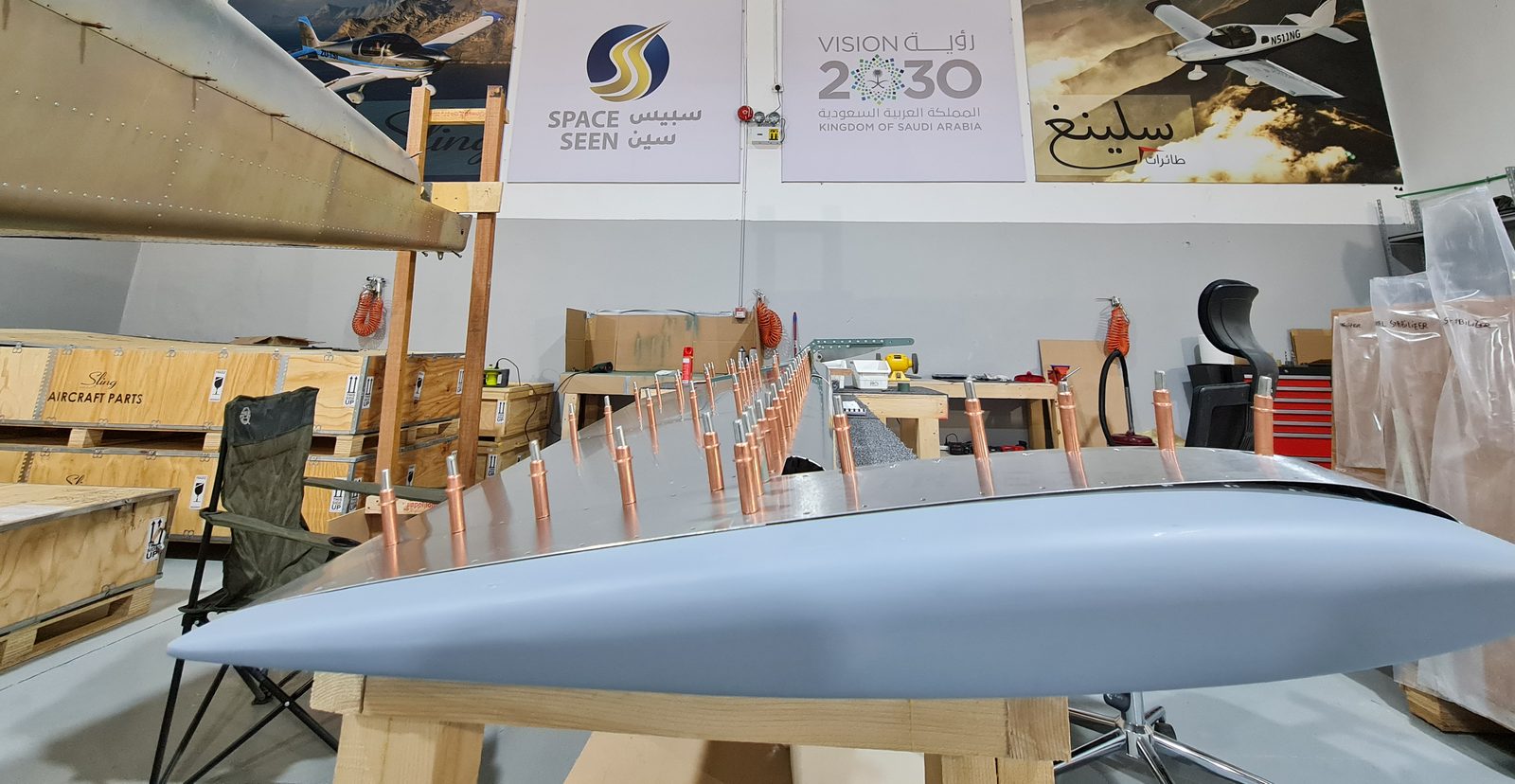 جناح طائرة Sling TSi على منصة البناء في ورشة فضاء سين، الرياض، 2021
