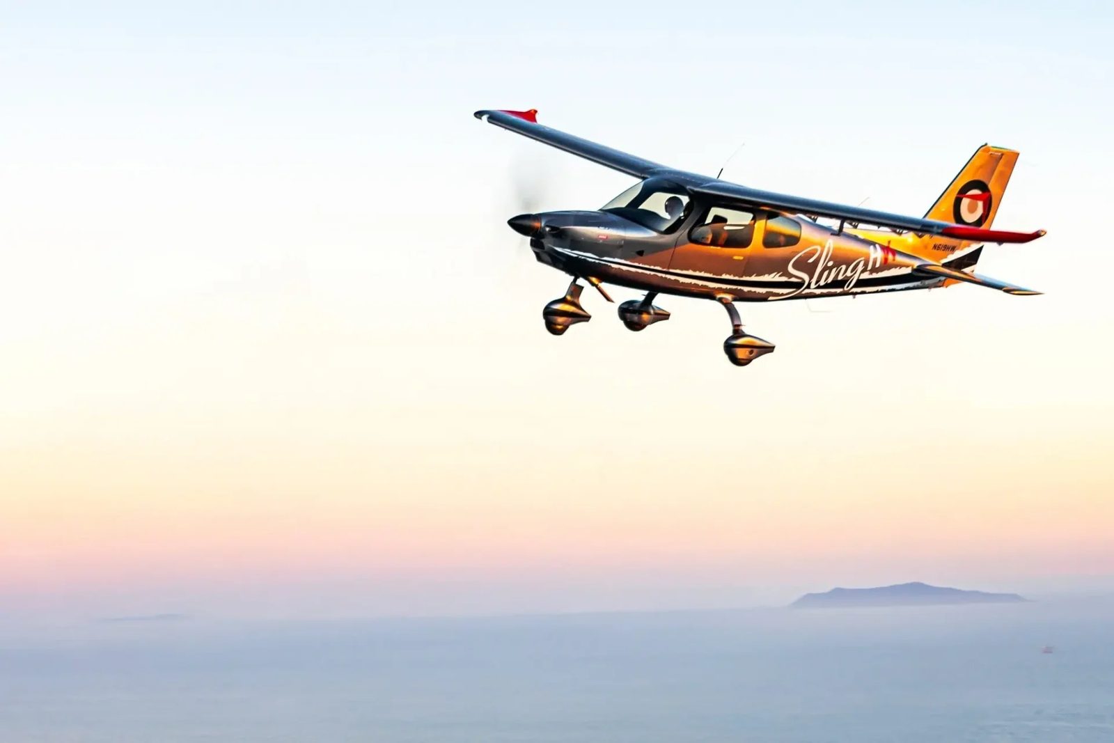 طائرة Sling High Wing ذات المقاعد الأربعة أثناء الطيران عند الغروب (الصورة: Sling Aircraft)