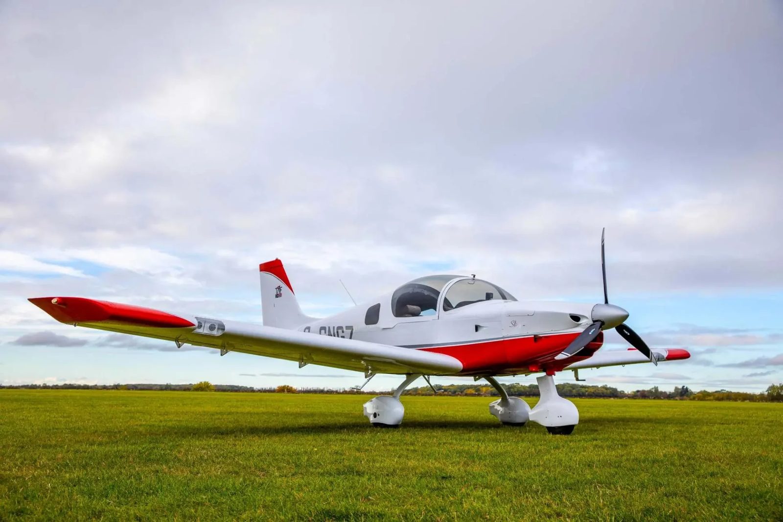 طائرة Sling 2 ذات المقعدين متوقفة على العشب (الصورة: Sling Aircraft)